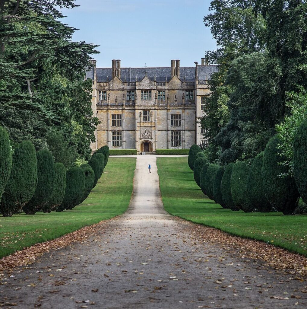 montacute-house-cleveland-sense-and-sensibility-film-locations-the-curtsy